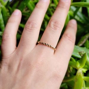 New Dainty Gold Twist Ring Band, sz 7.5